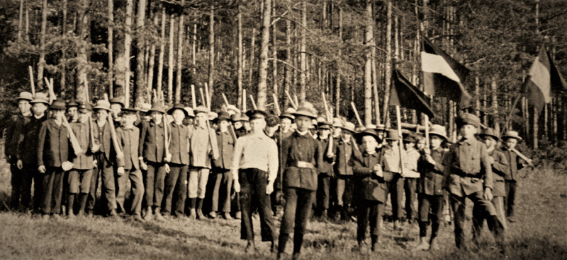 Jesinger Jung- Jugendwehr  im 4. Kriegsjahr 1917, m. Hugo Gamerdinger vorderer Fahnenträger